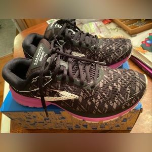 Brooks Launch 5 women’s size 9 running shoes